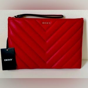 ♥️❤️ DKNY QUILTED CLUTCH WRISTLET NEW WITH TAGS ♥️❤️
